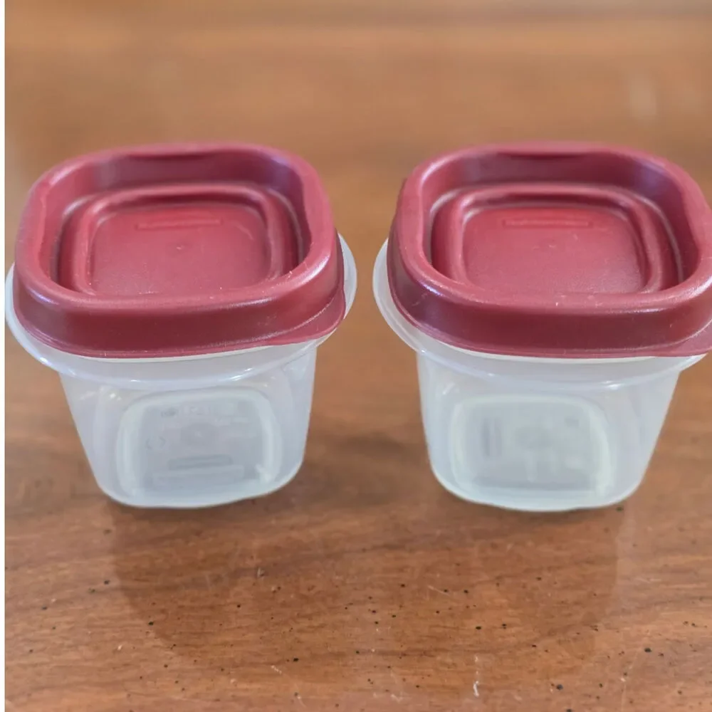 Lot of 2 Rubbermaid 4oz. Servin Saver Square Containers w/Easy Find Red Lids